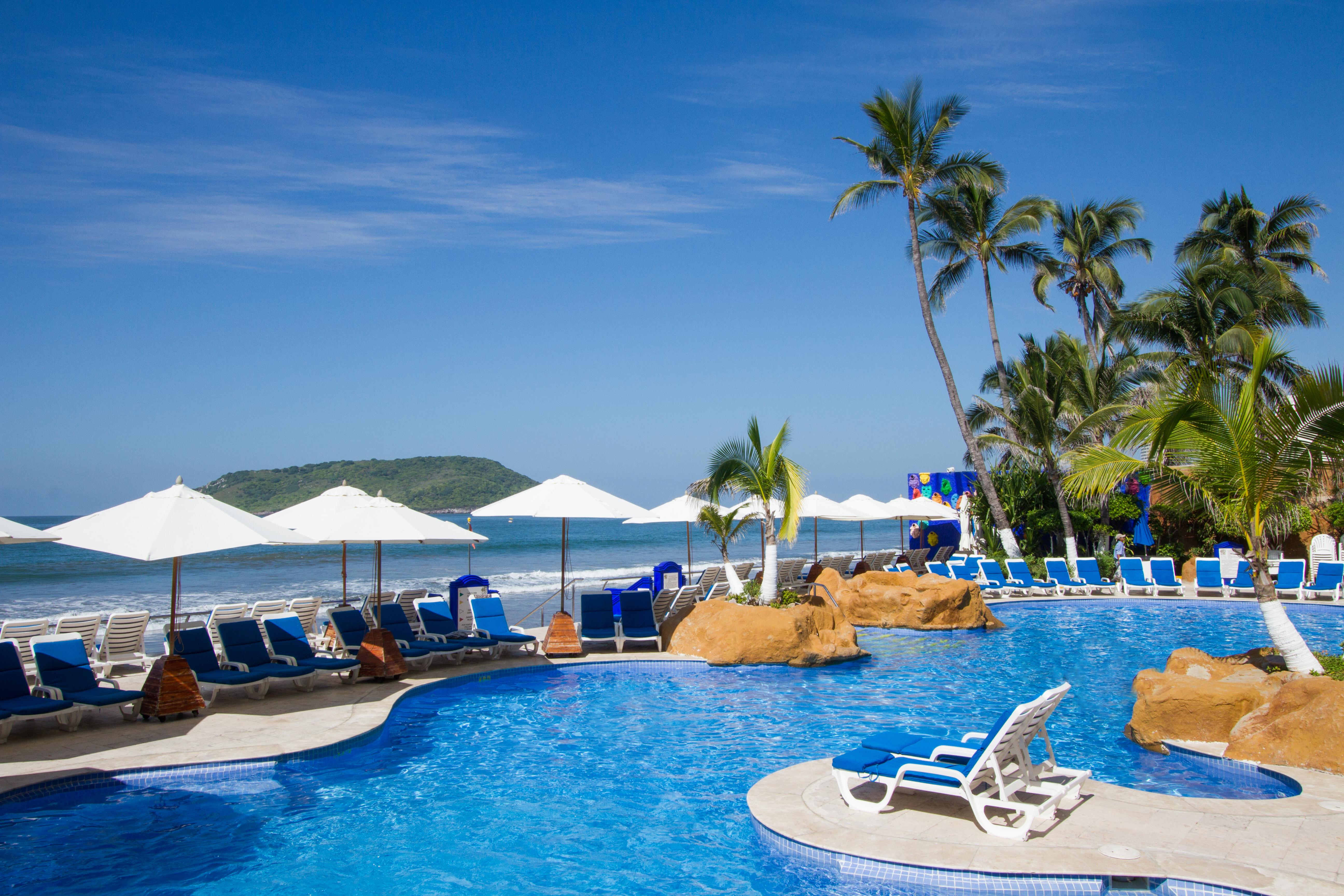 Royal Villas Resort Mazatlan Dış mekan fotoğraf A swimming pool at a resort in Phuket, Thailand