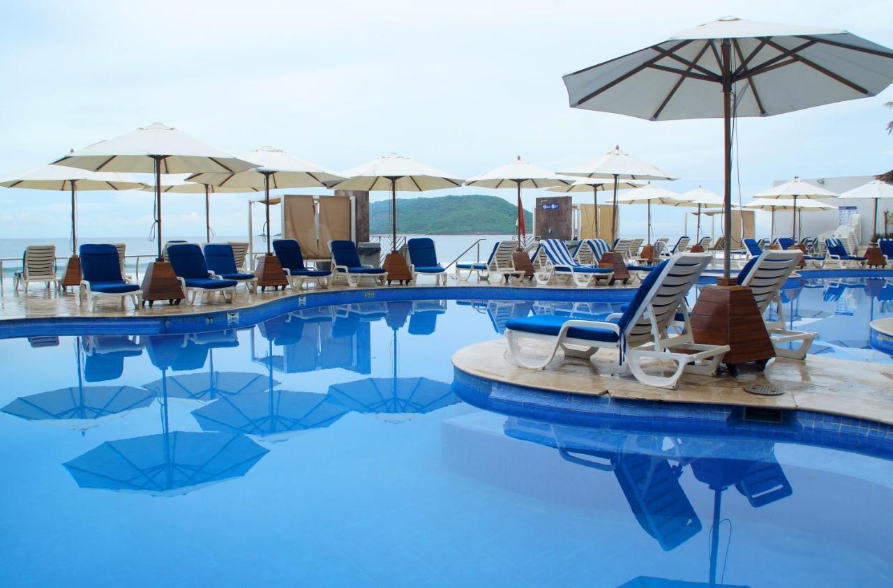 Royal Villas Resort Mazatlan Dış mekan fotoğraf The pool at the resort