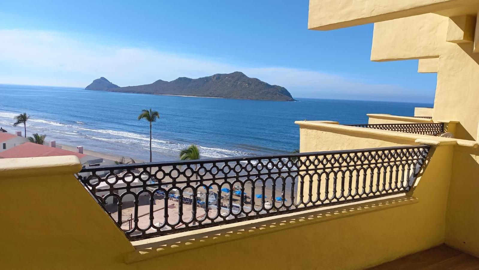 Royal Villas Resort Mazatlan Dış mekan fotoğraf View of the island from the mainland