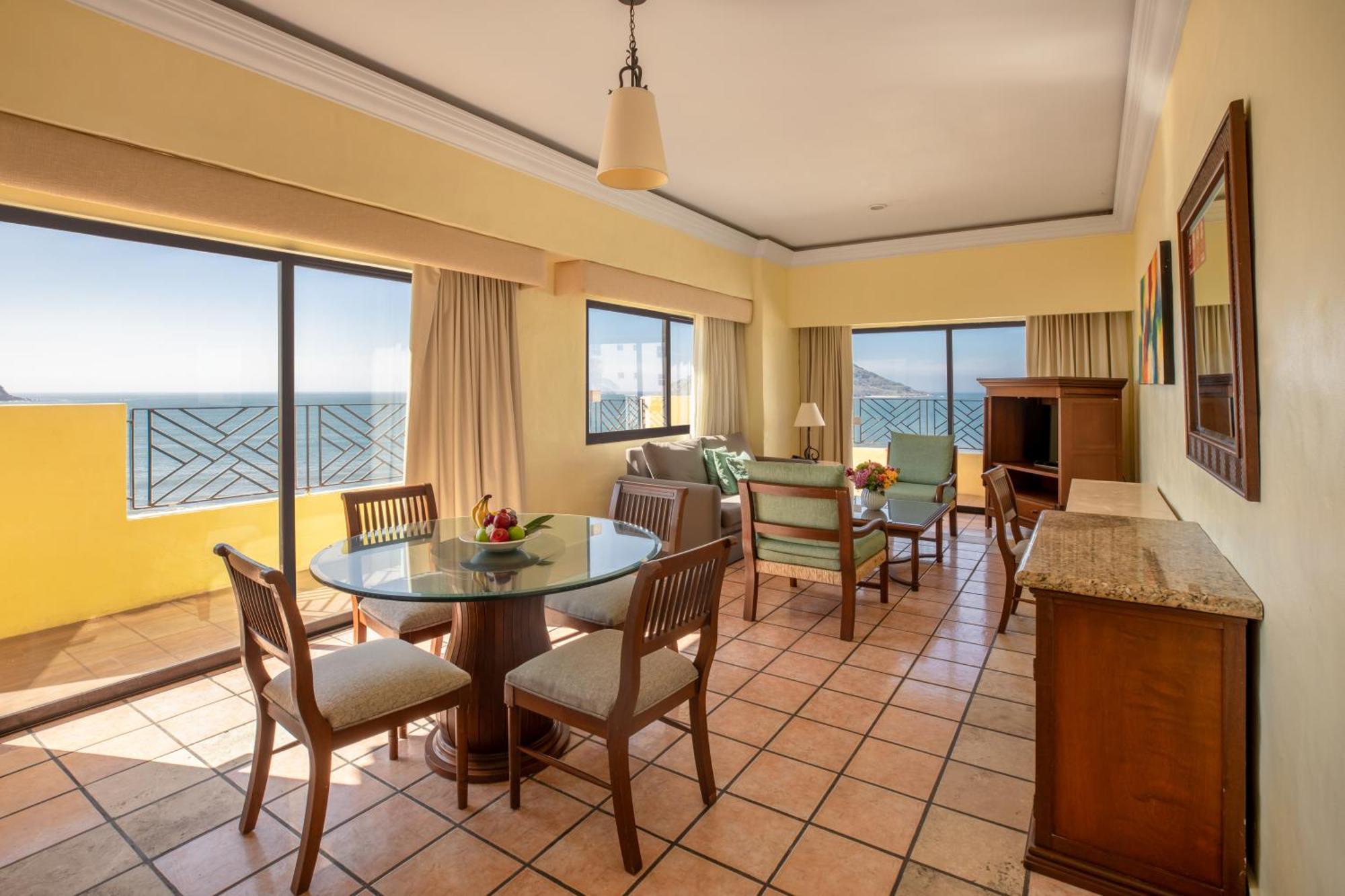 Royal Villas Resort Mazatlan Dış mekan fotoğraf A suite at the Sheraton Vistana Resort