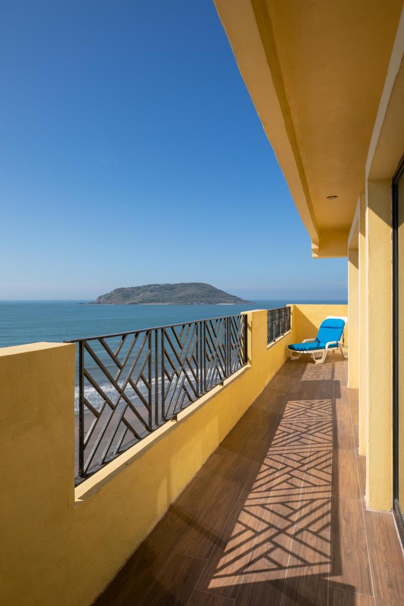 Royal Villas Resort Mazatlan Dış mekan fotoğraf View of the island from the coast of Acapulco